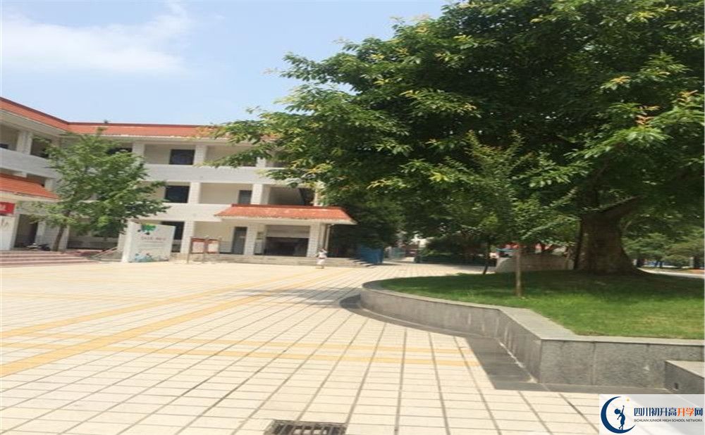 成都市太平中學(xué)2020年外地生學(xué)費(fèi)是多少？