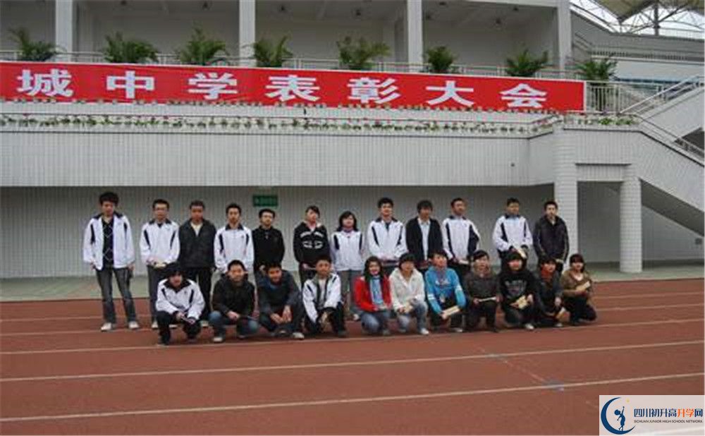 香城中學(xué)是私立還是公立學(xué)校？