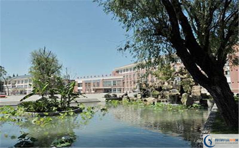 青城山高級中學是私立還是公立學校？