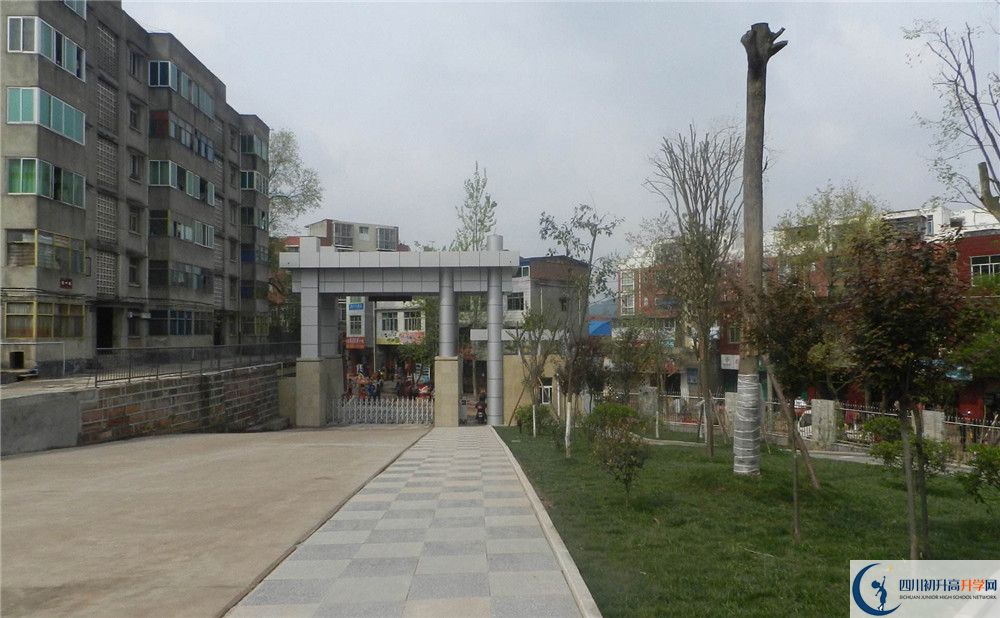 竹篙中學(xué)是私立還是公立學(xué)校？