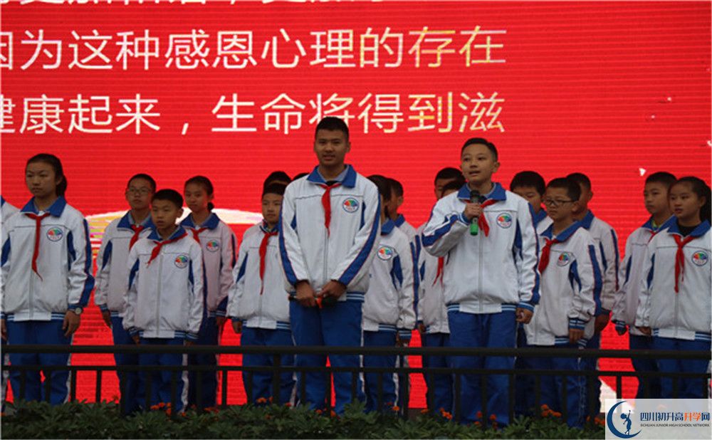 成都七中萬達學校是私立收費嗎？
