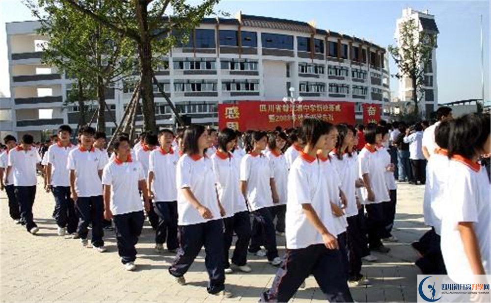 都江堰中學(xué)是私立收費嗎？