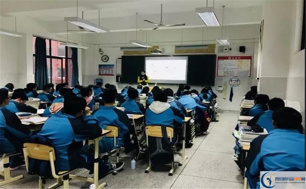 新都一中高中分班考試難嗎？