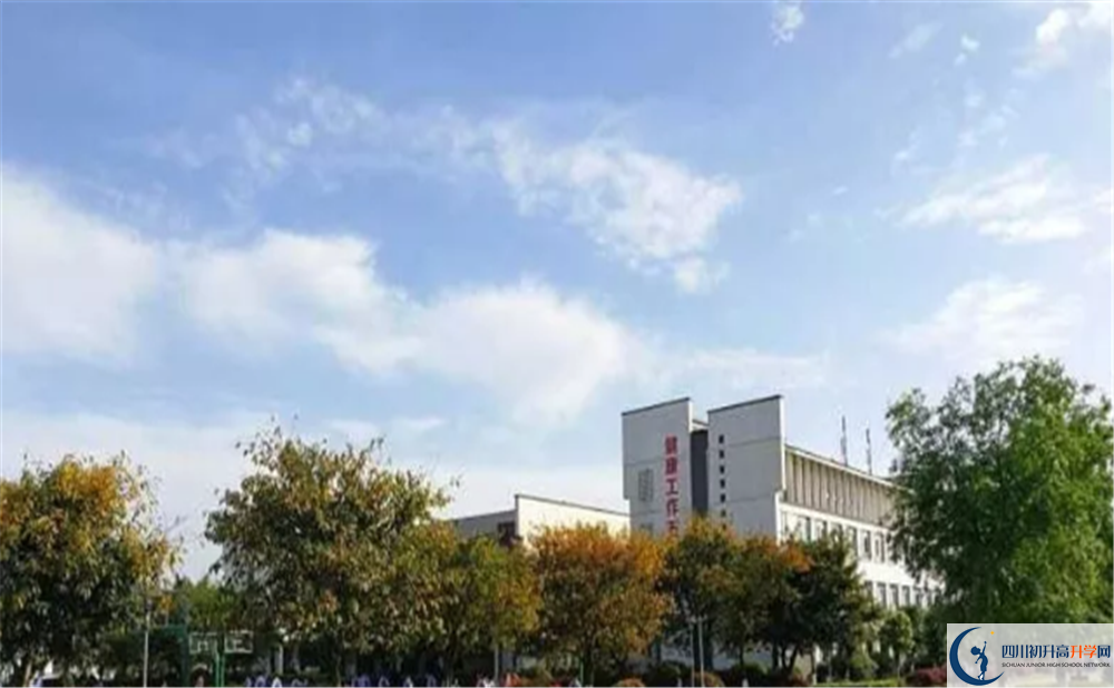 石室白馬中學(xué)實(shí)驗(yàn)班學(xué)費(fèi)貴嗎？