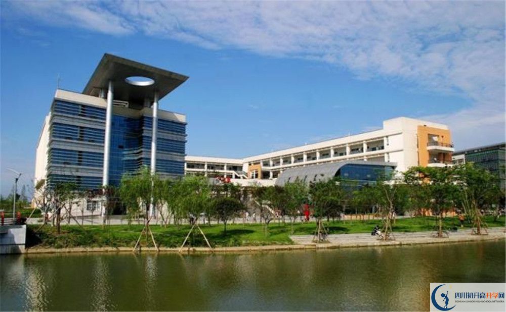 西南交通大學(xué)附屬中學(xué)在校學(xué)生總?cè)藬?shù)是多少？