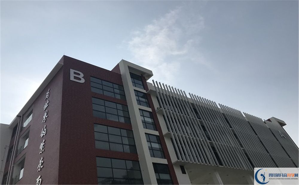 北京第二外國(guó)語(yǔ)學(xué)院成都附屬中學(xué)在校學(xué)生總?cè)藬?shù)是多少？