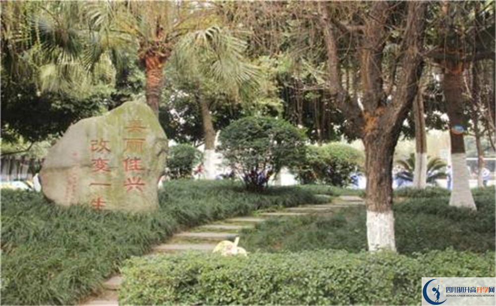 成都石室佳興外國(guó)語(yǔ)學(xué)校在校學(xué)生總?cè)藬?shù)是多少？