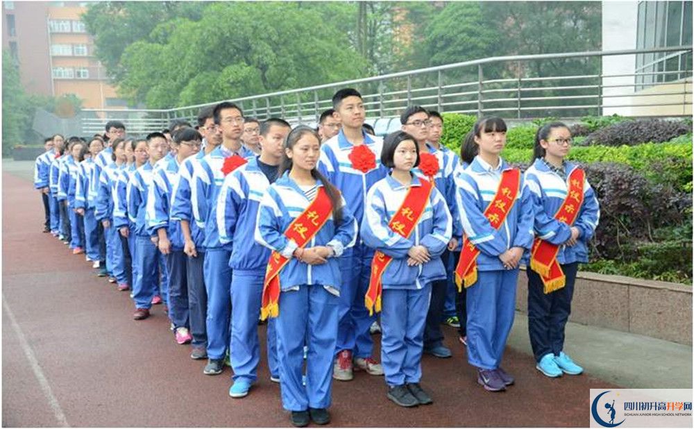 溫江中學(xué)在校學(xué)生總?cè)藬?shù)是多少？
