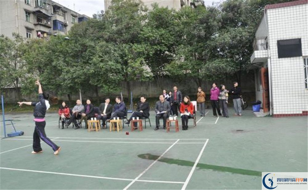 龍泉二中在校學(xué)生總?cè)藬?shù)是多少？