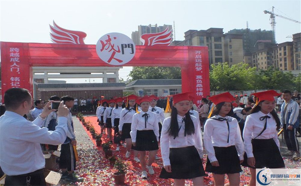 淮口中學(xué)在校學(xué)生總?cè)藬?shù)是多少？