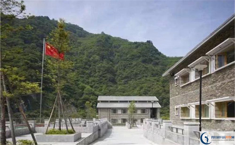 臥龍?zhí)貐^(qū)中學(xué)今年的錄取條件是否有變化？