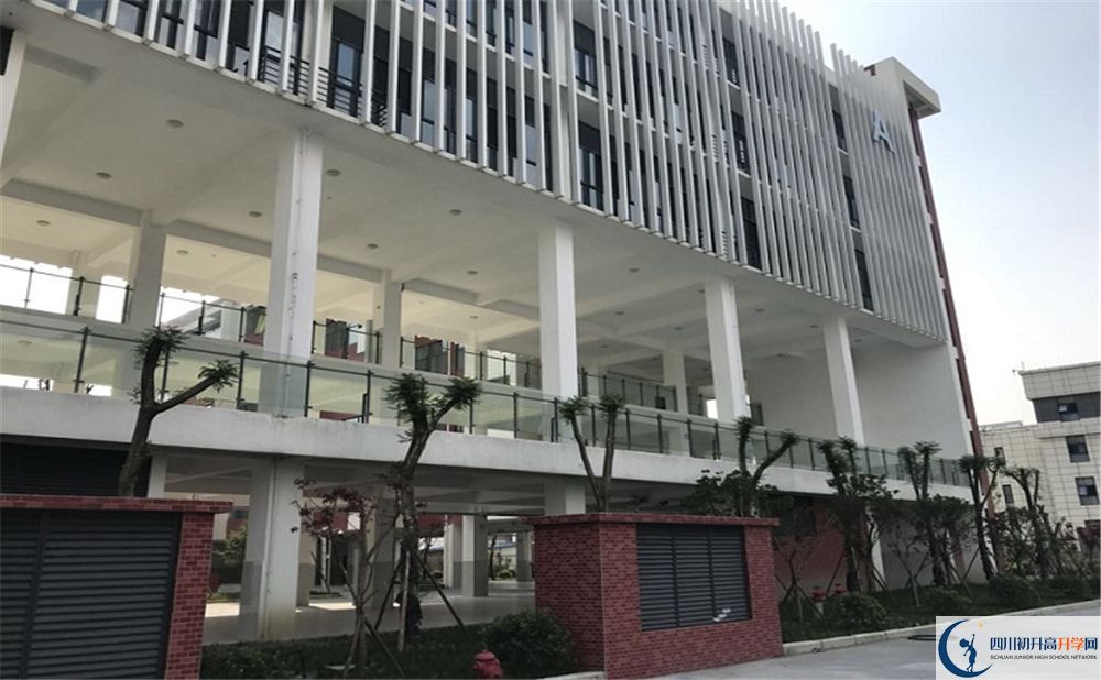 成都市北二外成都附中學(xué)費(fèi)是多少錢？